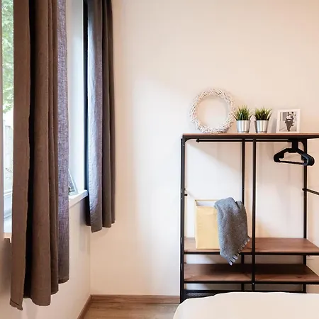 Modern apartman kerttel és medencével Apartamento *