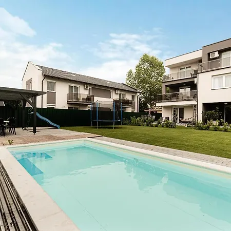 Modern apartman kerttel és medencével Siófok