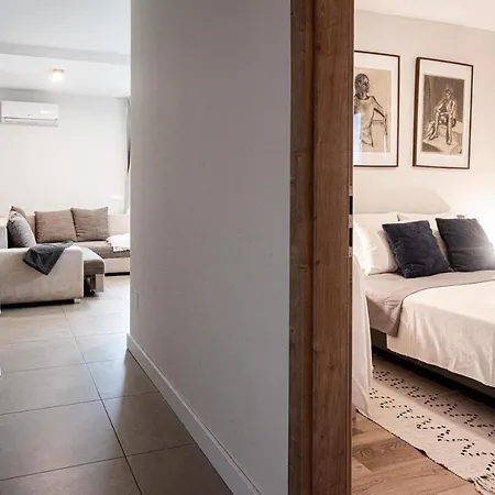 Apartamento Modern apartman kerttel és medencével Siófok