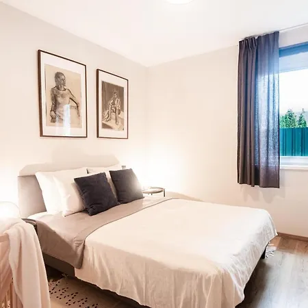 Modern apartman kerttel és medencével Apartamento