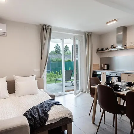 Modern apartman kerttel és medencével Apartamento *