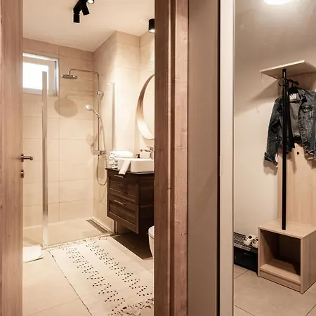 Apartamento Modern apartman kerttel és medencével Siófok
