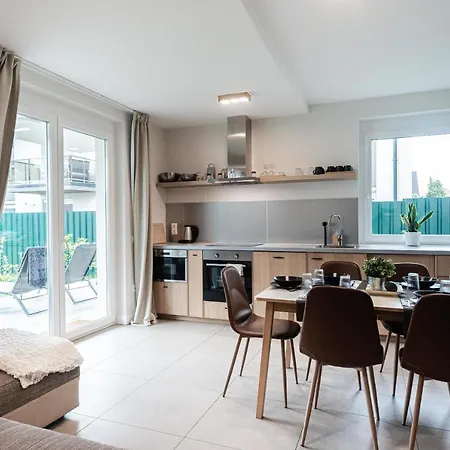 Modern apartman kerttel és medencével