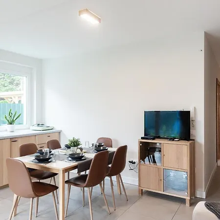 Modern apartman kerttel és medencével Apartamento