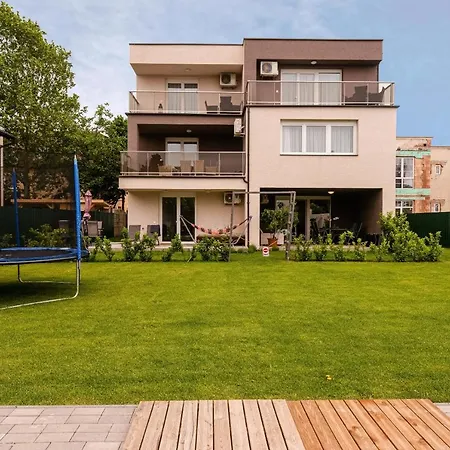 Modern apartman kerttel és medencével *