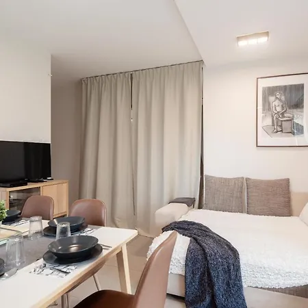 Modern apartman kerttel és medencével *