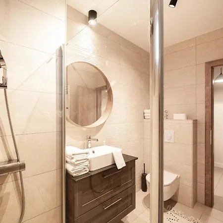 Modern apartman kerttel és medencével Apartamento
