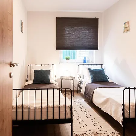 Apartamento Modern apartman kerttel és medencével *