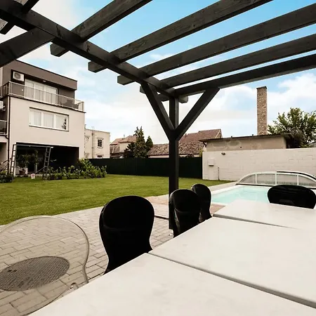 Modern apartman kerttel és medencével Siófok