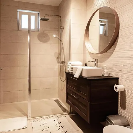 Modern apartman kerttel és medencével Apartamento
