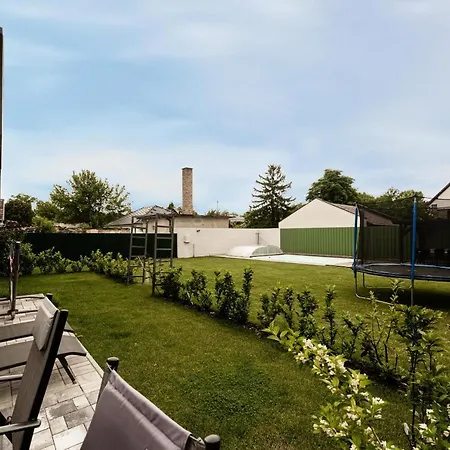 Modern apartman kerttel és medencével *